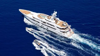 洋書 THE WORLD'S MOST EXTRAORDINARY YACHTS Sunseeker 90 Ocean Enclosed | Luxury Yacht | Sunseeker Ocean